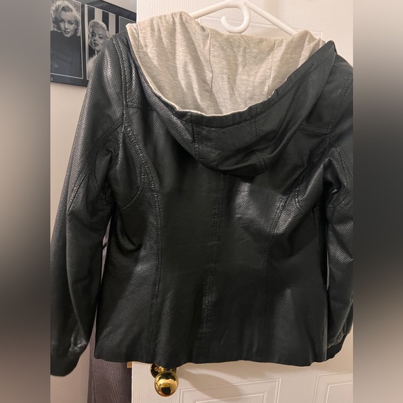 Mint condition leather jacket with a hoodie like inside - Picture 9 of 12